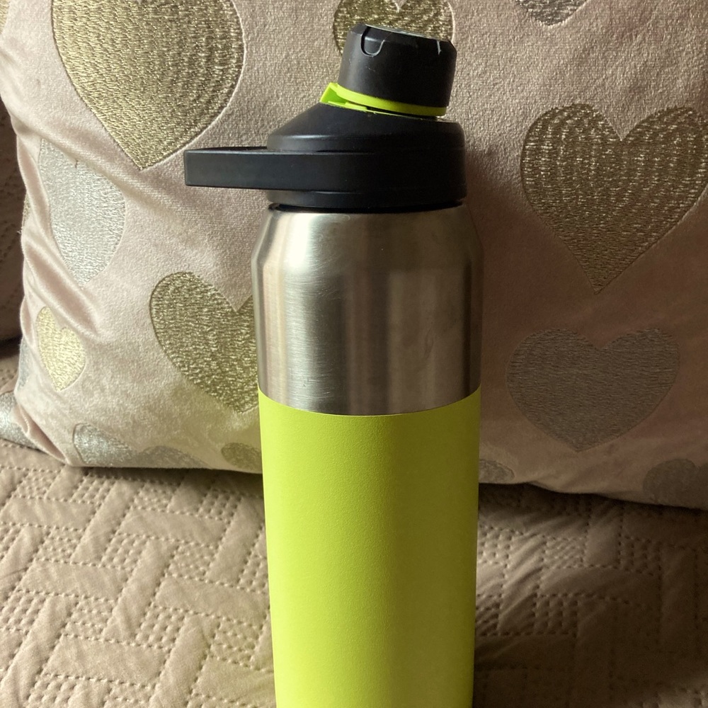 Camelbak Chute 32 oz Mag Vacuum Insulated Stainless Steel Water Bottle